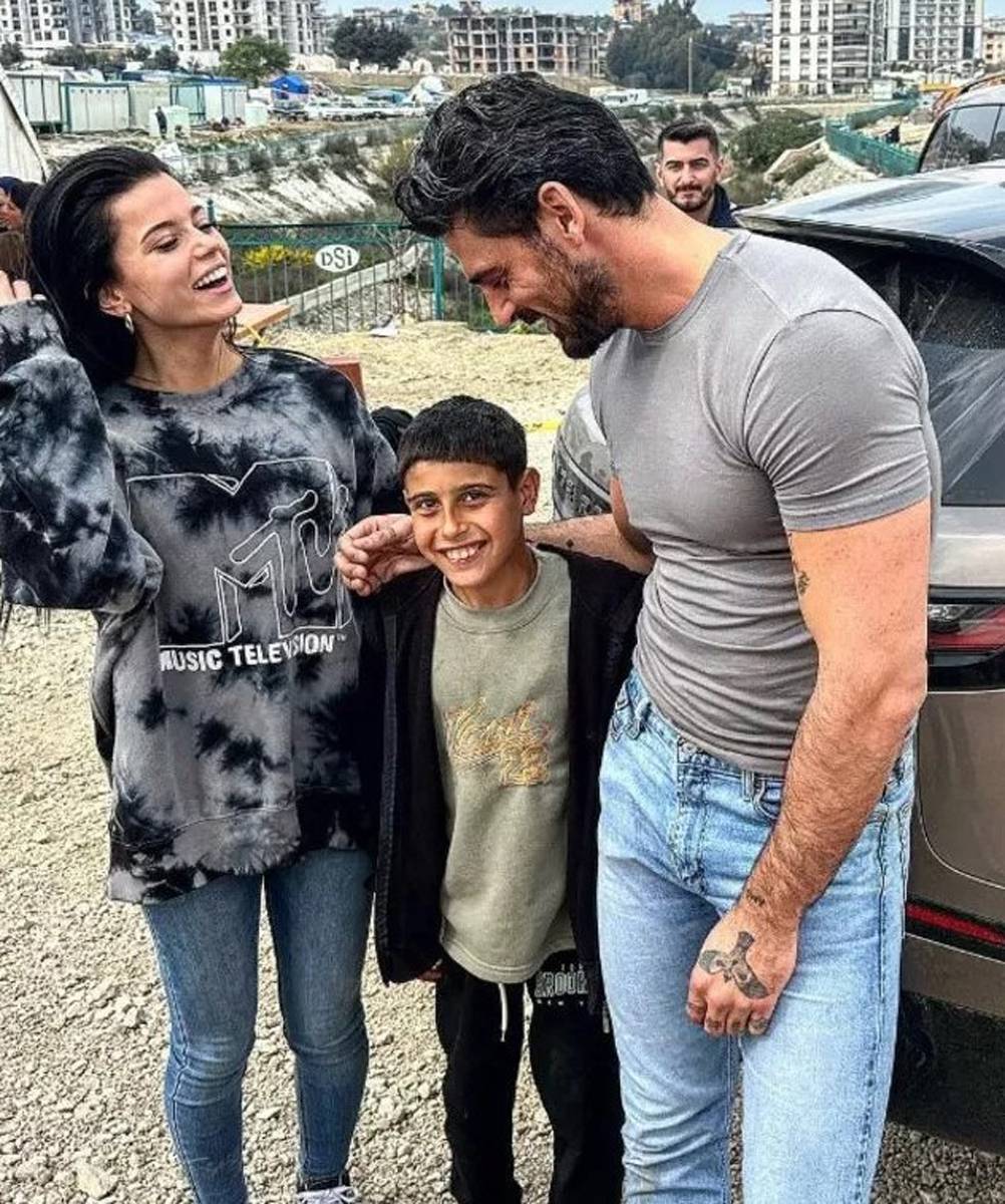 Michele Morrone Hatay'da depremzedeleri ziyaret etti 1